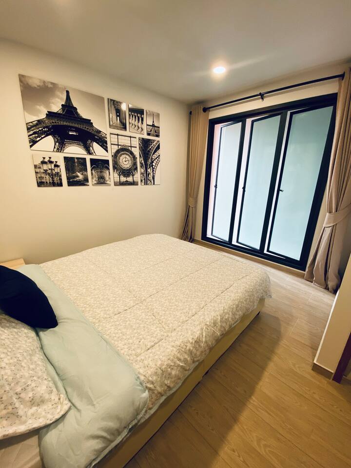 Bedroom 2 with queen size bed sleep 2 .