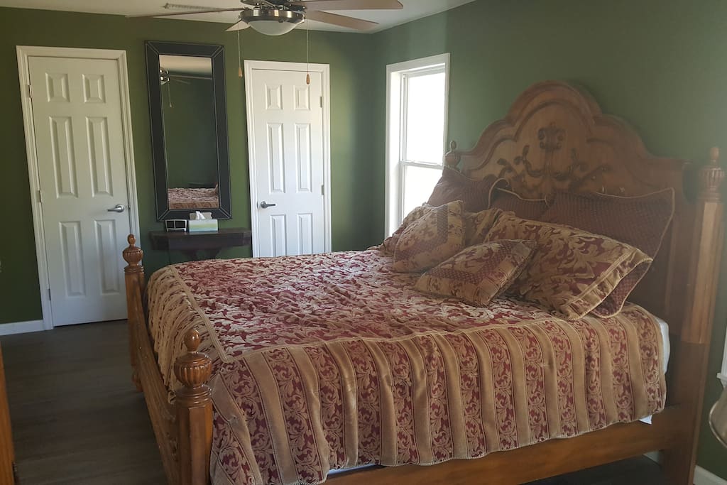 Huge King bed, ultra soft with Egyptian cotton sheets.