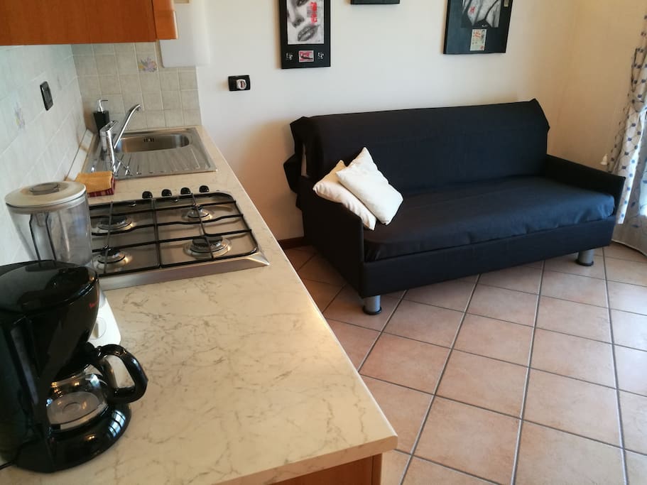 Cucina e divano letto