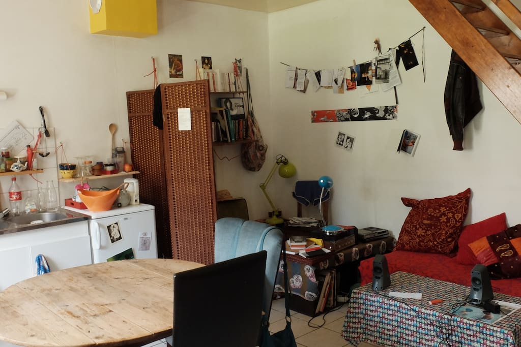 Au rez de chaussé se trouve la pièce principale avec coin cuisine et salon sous l'escalier. La fenêtre et la porte d'entrée donnent directement sur le jardin.
