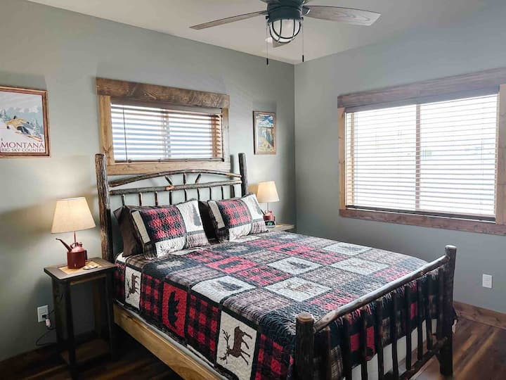 Брачен кревет во втората спална соба на долниот кат.  