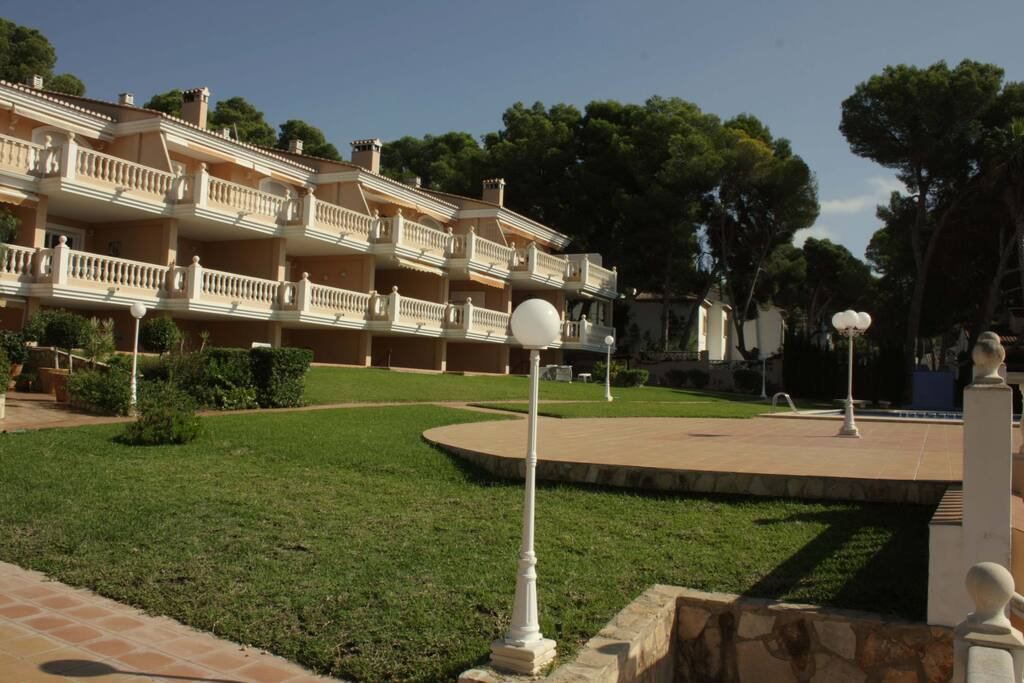 Vista del edificio / Building views