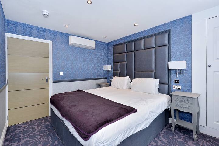 4 Bed/2 Bath Duplex, AC, FibreOptic Wi-Fi gallery image 5