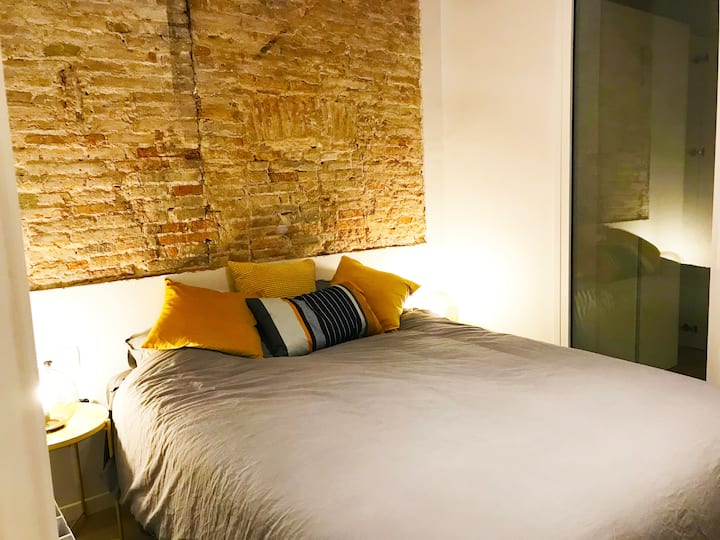 La camera padronale è dotata di bagno privato, grandi armadi, luci di lettura e il fascino della vecchia Barcellona.