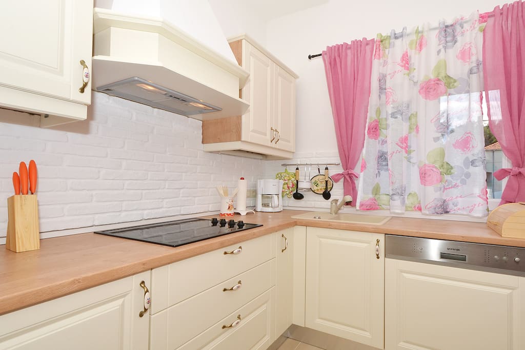 BRAND NEW LUXURY KITCHEN - WITH DISHWASHER, MICROWAVE, OVEN, 4 CERAMICS STOVE AND TOP QUALITY AC