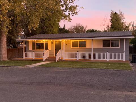 Cozy Cottage Sleeps 6 in 3 Rooms. Great Location!