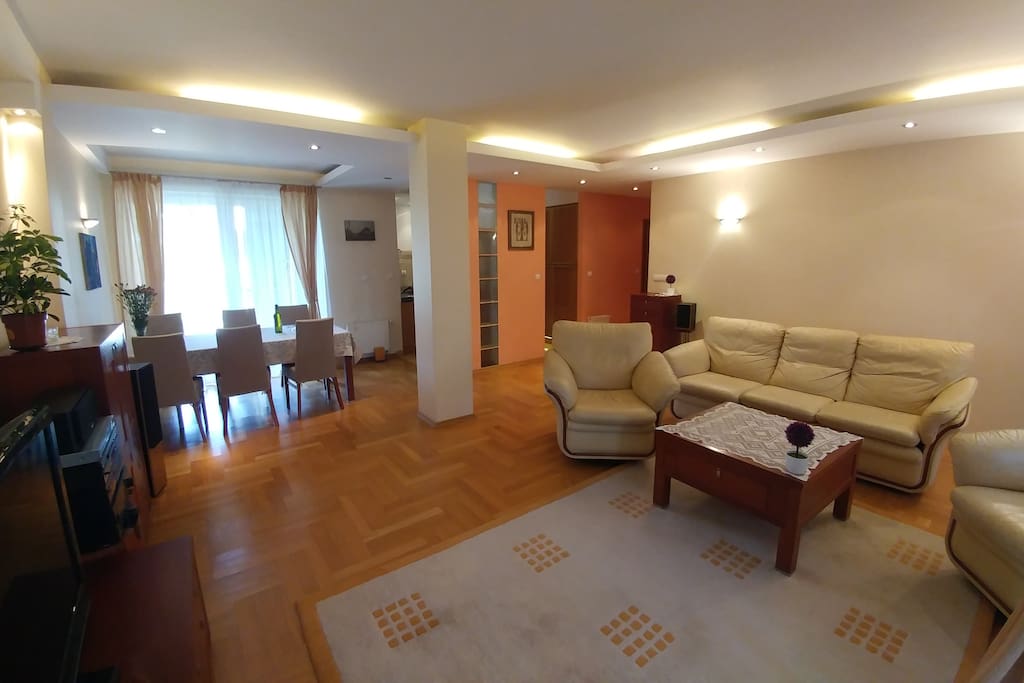 Salon, w tle jadalnia dla 6 gości.