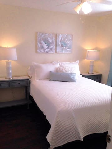 Queen Beds, Kitchen, Parking, Beach & Downtown