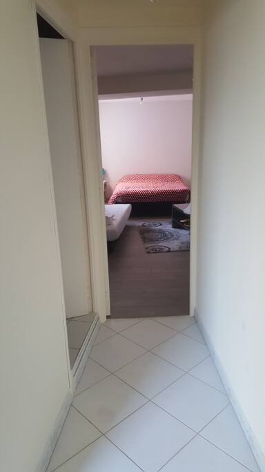 Vue sur chambre et salle de bain à gauche