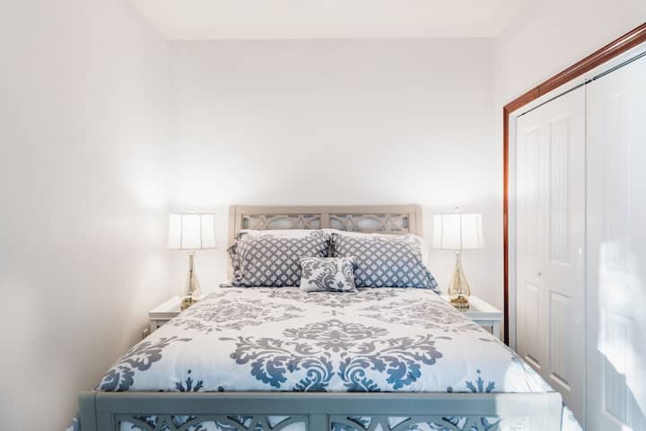 Გამოყავით ორადგილიანი საძინებელი საუზმის სივრცის გარეთ.  Ამ საძინებელს აქვს საკუთარი წვდომა გემბანის ტერიტორიაზე.  Ის მიწის დონეზეა.