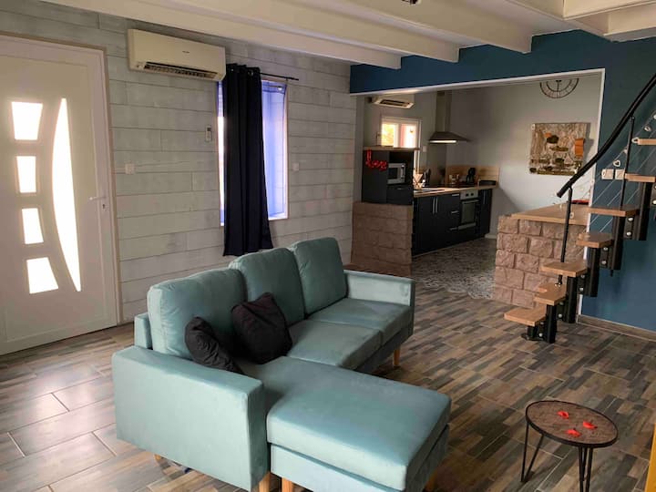 Привлечете вниманието си, ако харесвате изцяло черно: няма ролетни щори. 
Прозорец със завеси и двойни завеси.

Диванът не е легло.