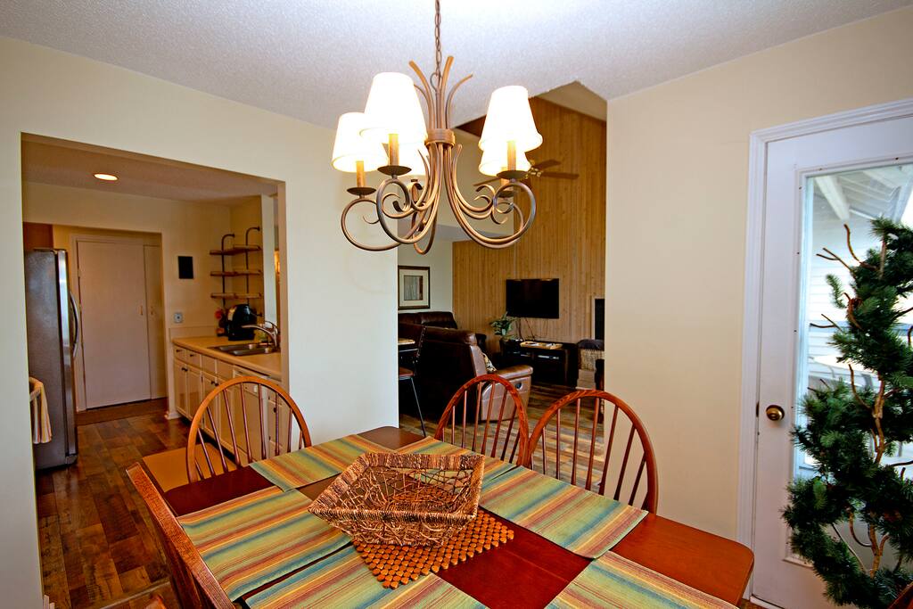 Dining room to kitchen