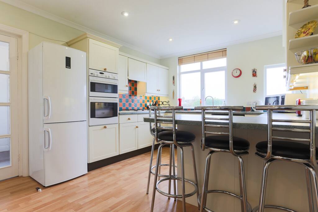 The kitchen with breakfast bar and sea view