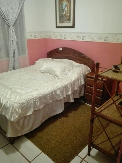 cama queen size, mesa de noche