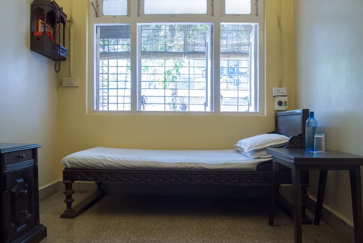 Private room in an apartment in Bandra west.