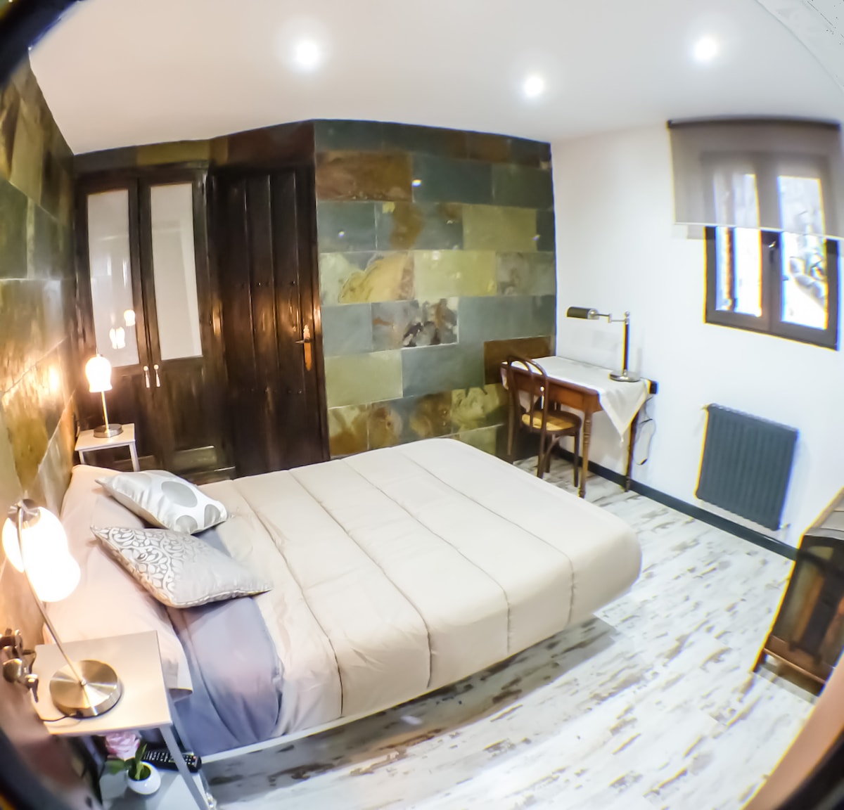 spavaća soba u prizemlju s bračnim krevetom