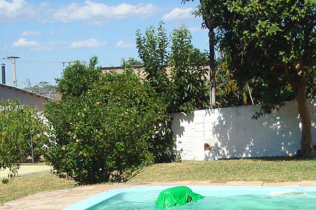 Vista da piscina para o resto do pátio onde fica a churrasqueira.