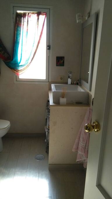 Baño de uso exclusivo de los inquilinos, con placa de ducha, wc, y lavabo