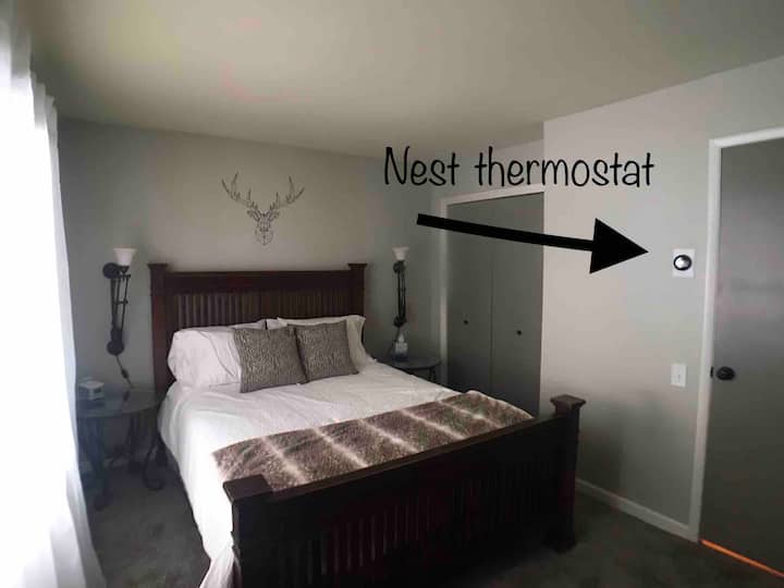 ห้องนอนที่ 2 พร้อมเตียงขนาดควีนไซส์และท็อปเปอร์ที่นอนโฟมขนาด 4 นิ้วใหม่เครื่องทำความร้อนไฟฟ้าใหม่และ Nest Thermostat 