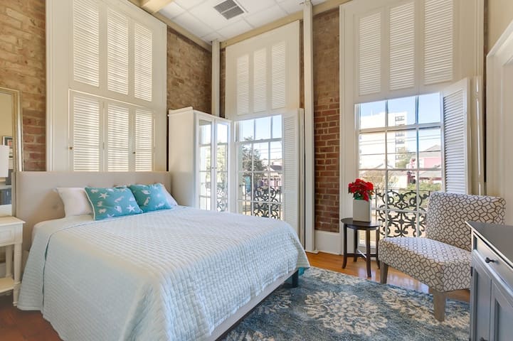 The Royal Elysian – Entire Marigny Guesthouse gallery image 5