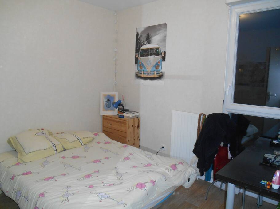 Chambre de 10m3 environ avec bureau, chaise, commode, petite penderie avec cintres, miroir en long, seche cheveux