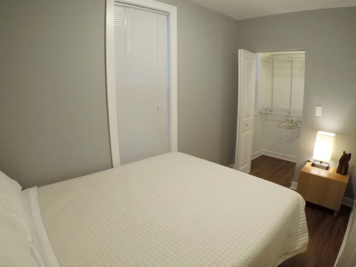 dormitorio luminoso y luminoso con armario