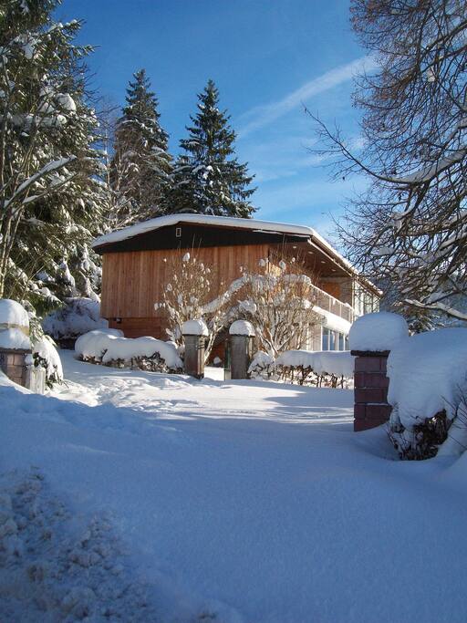 Le chalet sous la neige avec le parking privatif pour 2 voitures.