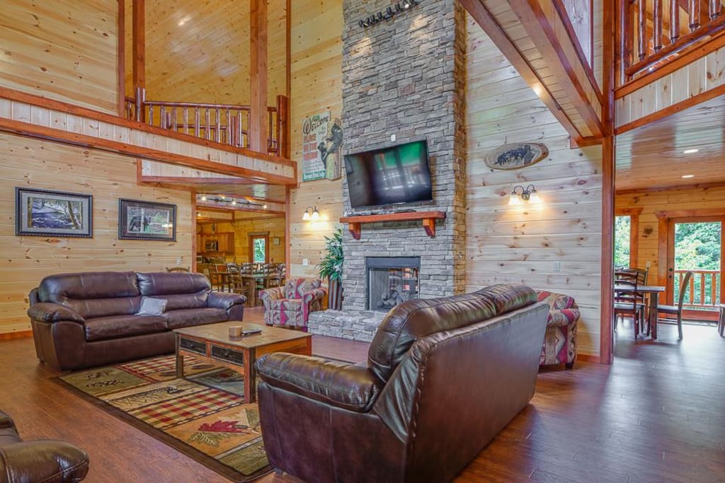Numerous gathering spots - Each of the lodge’s 3 floors has common areas where you can hang out together. With its double-height