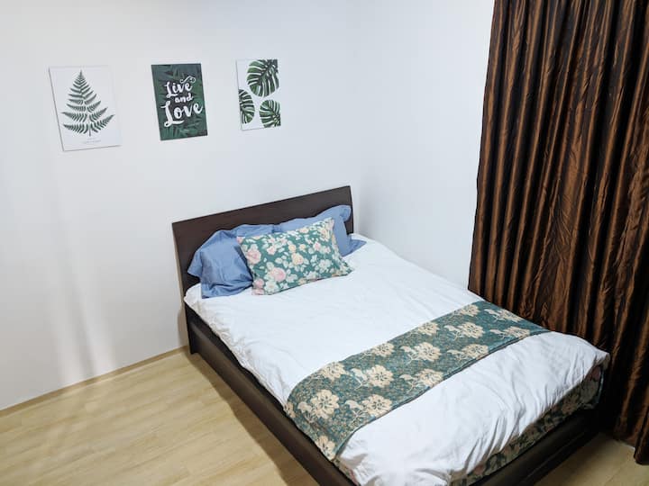 [Rum 2/sovrum # 2] Detta är ett mysigt rum med en en dubbelsäng och en en hälsom matta för 1 person ^ ^

1 dubbelsäng, 1 golvmadrass och några leksaksartiklar för småbarn och spädbarn:) 