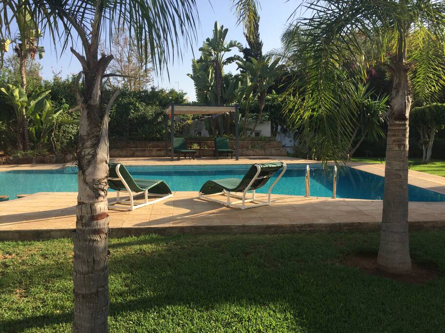 Vue sur la piscine accessible