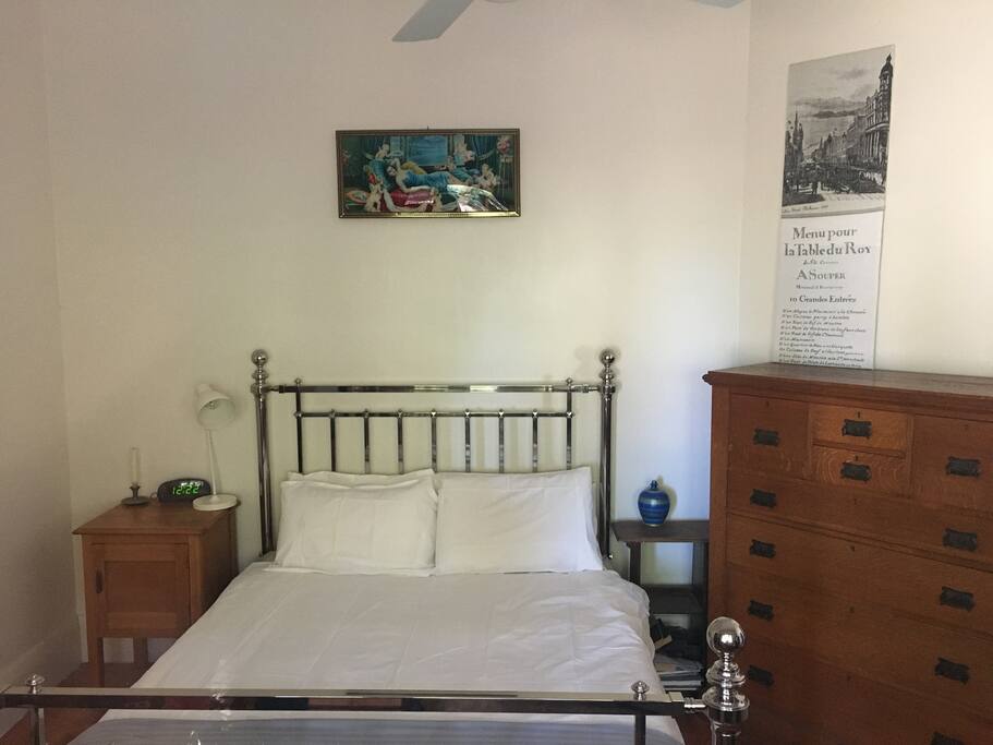 Main / Master Bedroom - Queen Bed