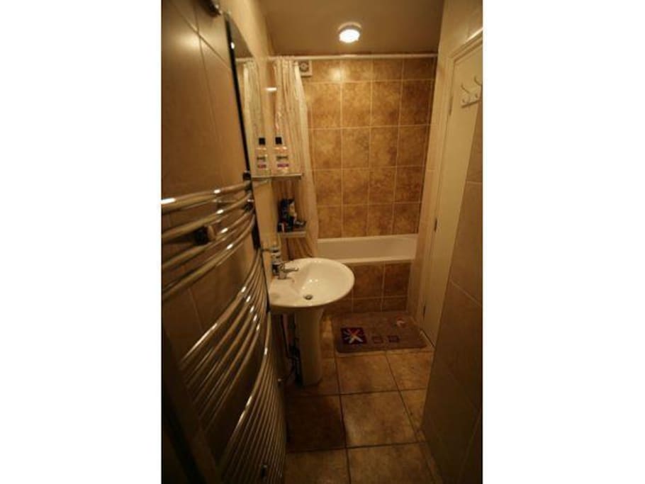 Shared bathroom with bath tub and hot and cold water - Only 1 other person in the property