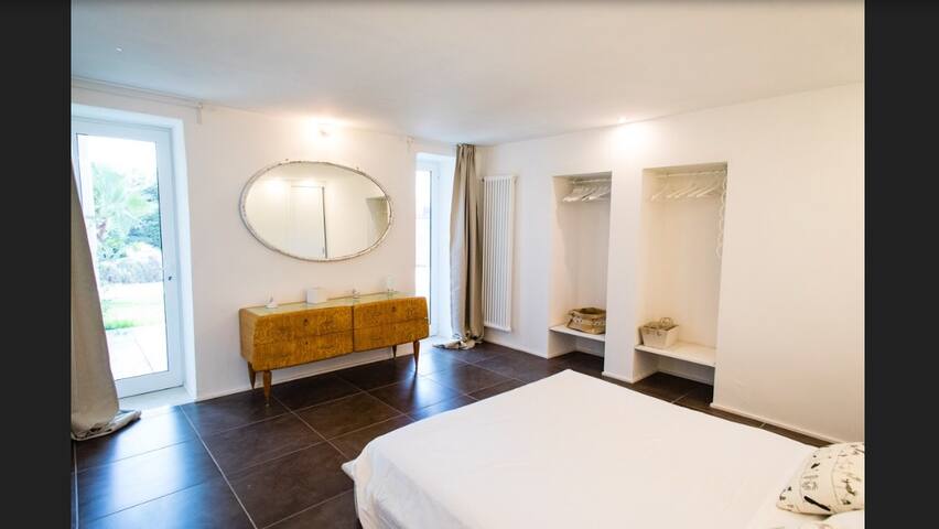 Moderna villa di lusso circondata dagli ulivi gallery image 4