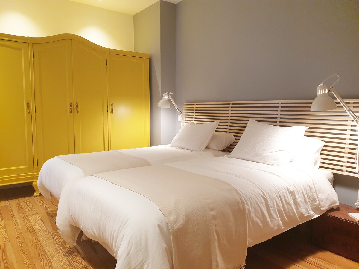 Een slaapkamer met 2 eenpersoonsbedden