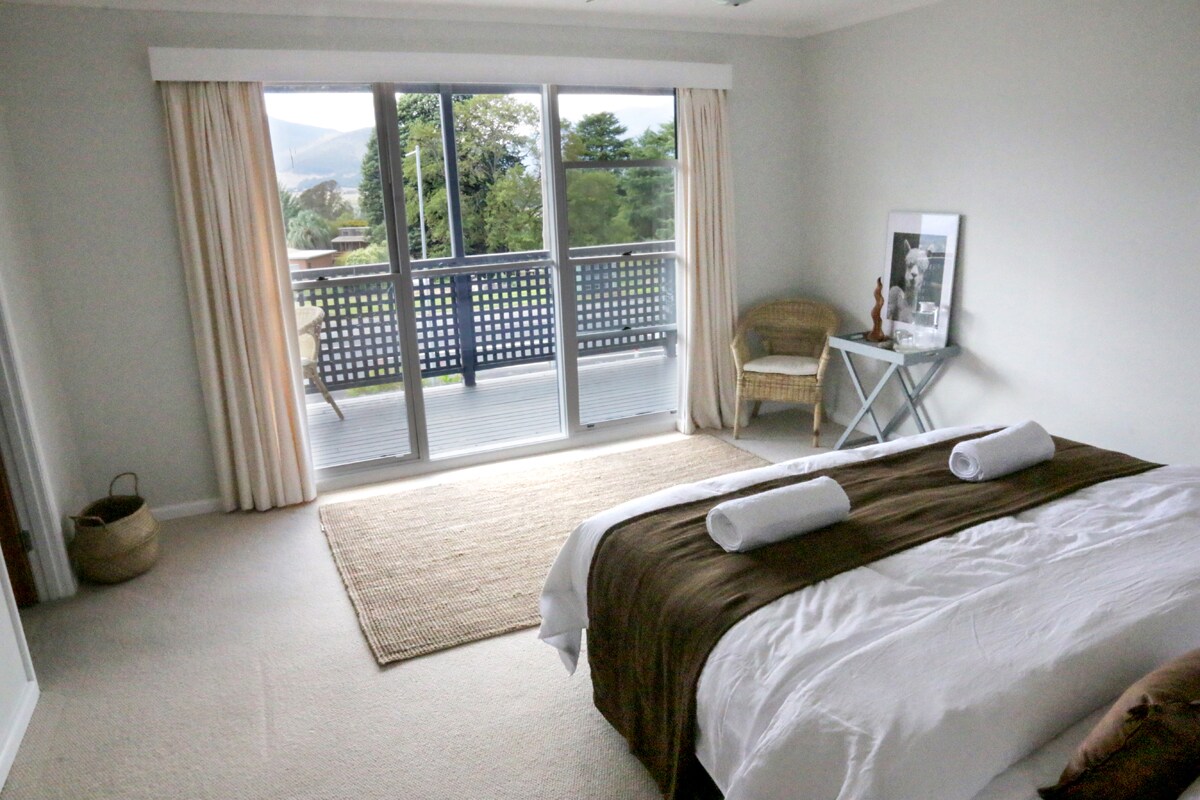 Views of Mt Bogong, the highest peak in the Victorian Alpine region when you awake.

Mount Beauty Summit Views
https://mtbeautysummitviews.com.au/