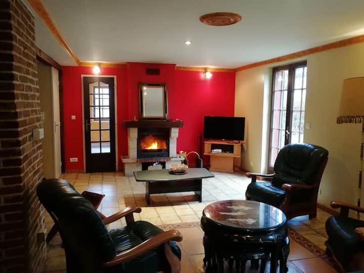 ห้องนั่งเล่นพร้อมเตาผิงประตูไปยังห้องสมุด 