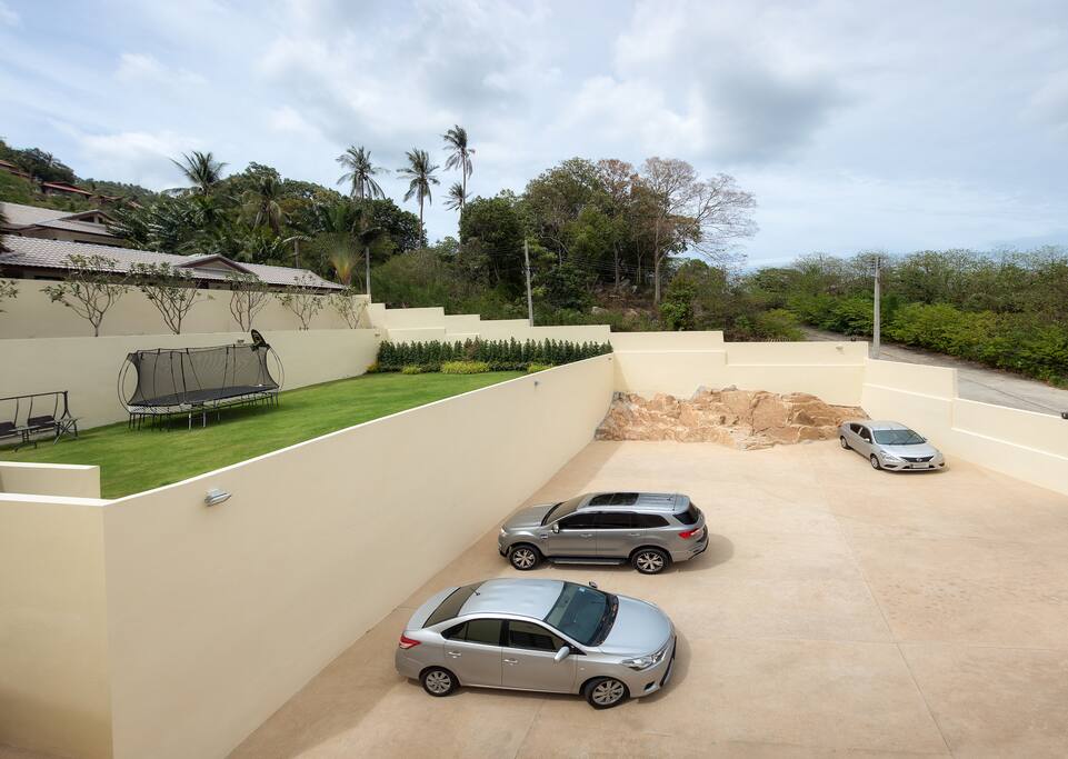 Secure car park (10 cars)