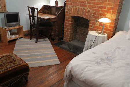 Cosy single room in family home with breakfast - 1