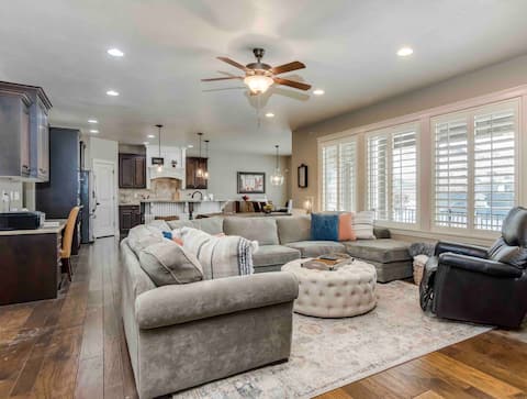 Hilltop Executive Home; Luxury and Cozy Combined