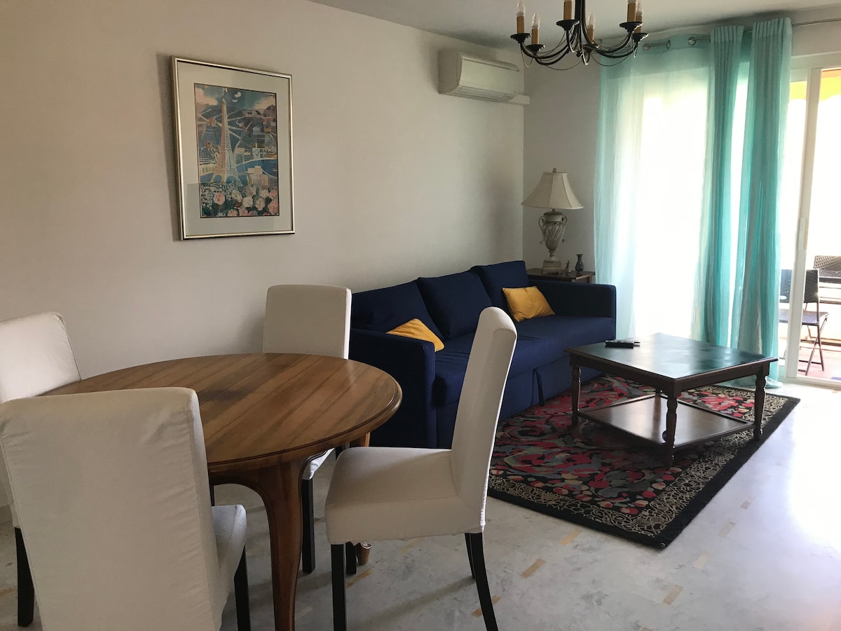 ห้องนั่งเล่นสว่างขนาดใหญ่โซฟาเบดใหม่
