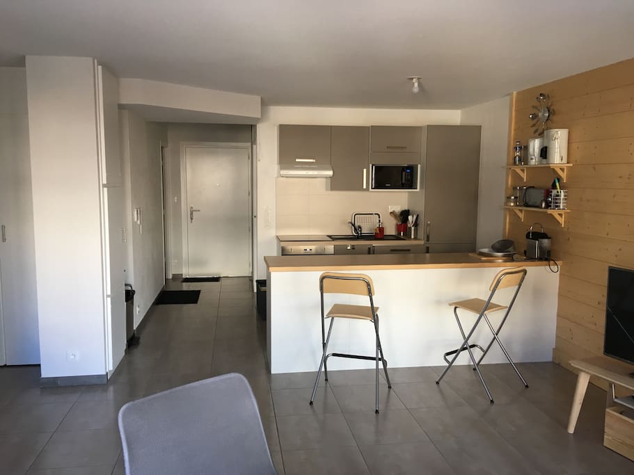 équipements : frigo/congél, plaques vitro et four, lave-vaisselle, seche-linge