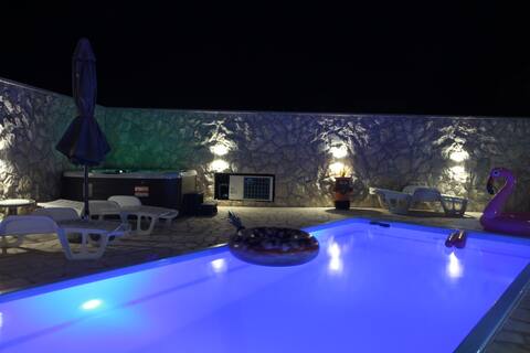 One bedroom apartment with pool and jacuzzi