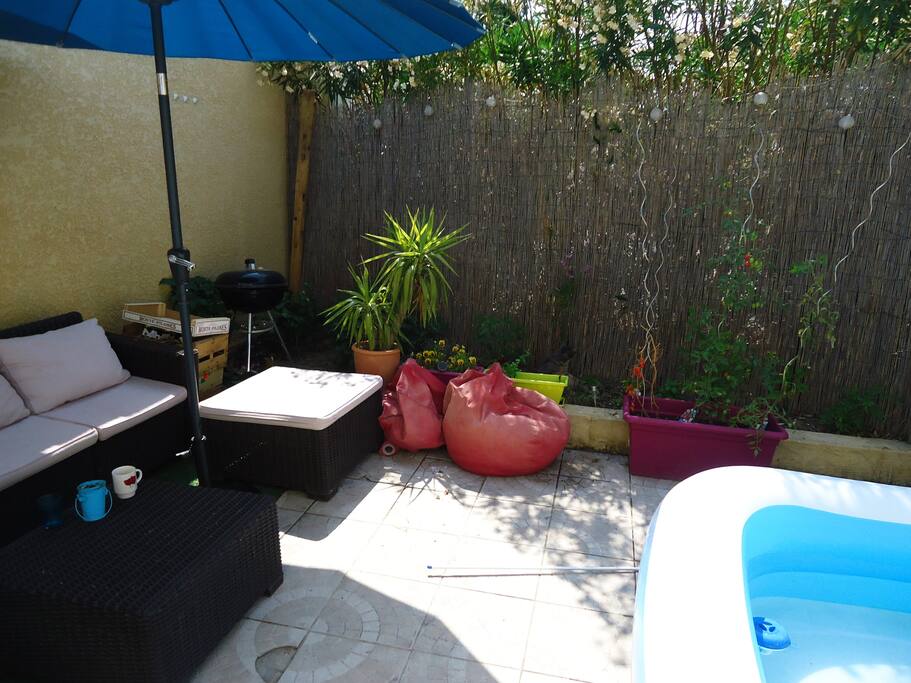 Terrasse de 20m² avec salon de jardin et piscine gonflable