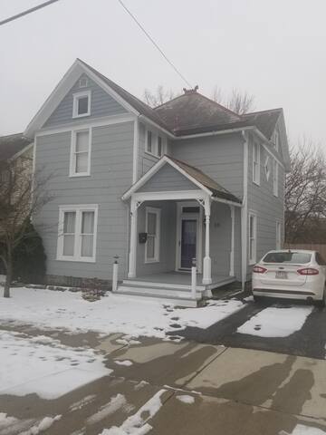 3 bedroom minutes from historic downtown Delaware.