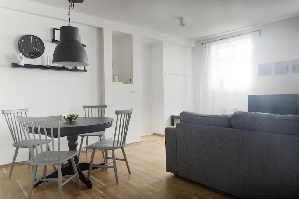 Dining are and livingroom with a pull out sofa.
