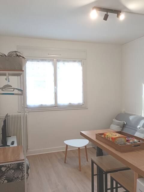 Well-equipped Cosy studio. Free secure parking