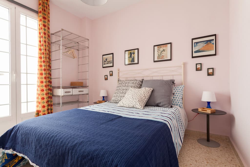 Dormitorio segundo, con cabecera de forja y cama de 135x190