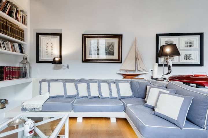 Radiant, Luxury Eclectic Apartment in Oltrarno gallery image 4