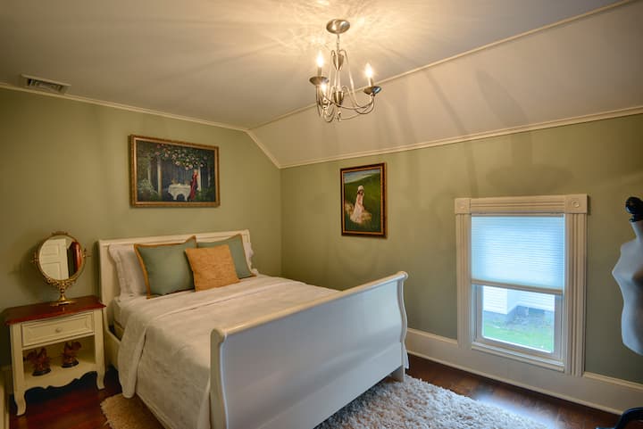 EARL
Second Floor Bedroom 
Full Size Bed
