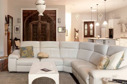 Gorgeous Penthouse with Parking in Heart of Forest Park